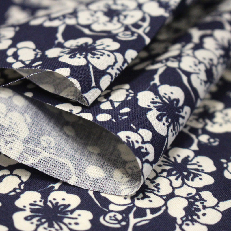Tissu cotonnade motif japonais HANA aux fleurs de cerisier : écru/bleu et bleu/écru - tissuspipi.com