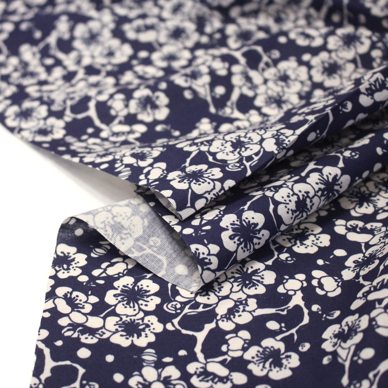 Tissu cotonnade motif japonais HANA aux fleurs de cerisier : écru/bleu et bleu/écru - tissuspipi.com
