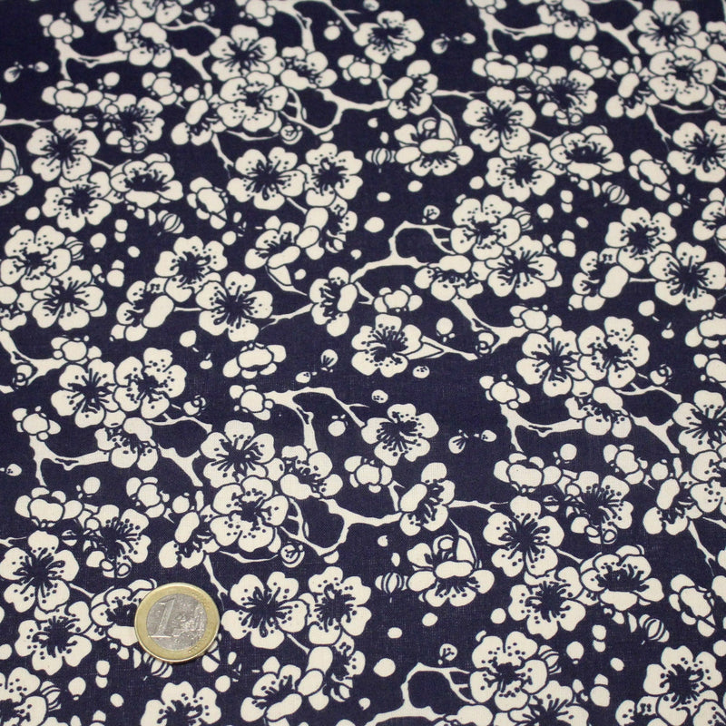 Tissu cotonnade motif japonais HANA aux fleurs de cerisier : écru/bleu et bleu/écru - tissuspipi.com