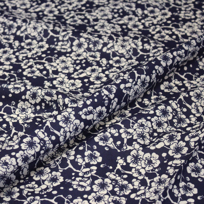 Tissu cotonnade motif japonais HANA aux fleurs de cerisier : écru/bleu et bleu/écru - tissuspipi.com