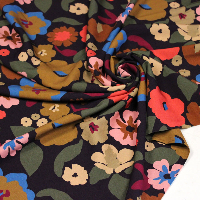 Tissu Viscose fluide fleurs graphiques rétro multicolores, fond noir – STANDARD 100 OEKO-TEX - tissuspipi.com