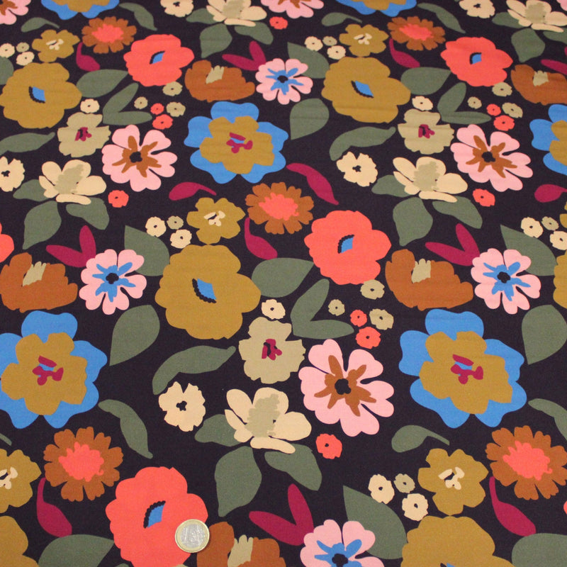 Tissu Viscose fluide fleurs graphiques rétro multicolores, fond noir – STANDARD 100 OEKO-TEX - tissuspipi.com