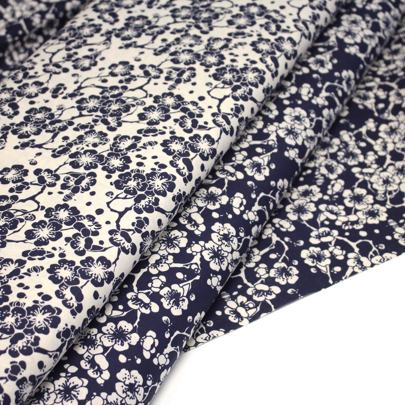 Tissu cotonnade motif japonais HANA aux fleurs de cerisier : écru/bleu et bleu/écru - tissuspipi.com