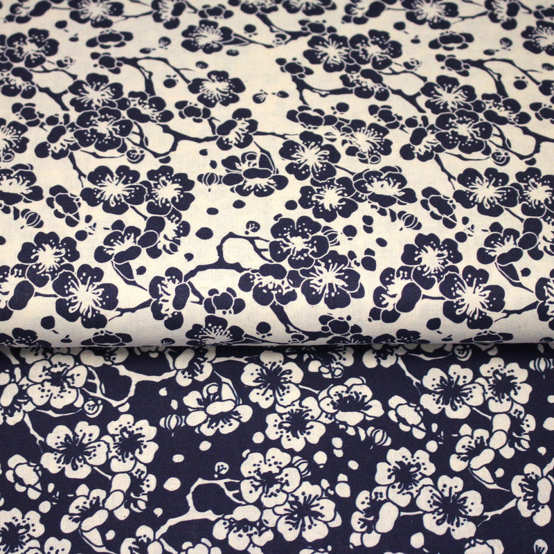 Tissu cotonnade motif japonais HANA aux fleurs de cerisier : écru/bleu et bleu/écru - tissuspipi.com