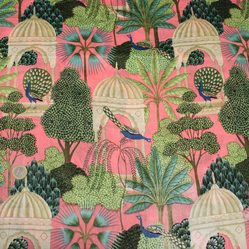 Tissu coton fin imprimé INDIENNES, rose, temples indiens, palmiers et paons, écru / vert / bleu - tissuspipi.com