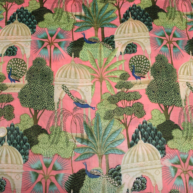 Tissu coton fin imprimé INDIENNES, rose, temples indiens, palmiers et paons, écru / vert / bleu - tissuspipi.com