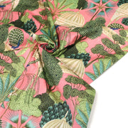 Tissu coton fin imprimé INDIENNES, rose, temples indiens, palmiers et paons, écru / vert / bleu - tissuspipi.com