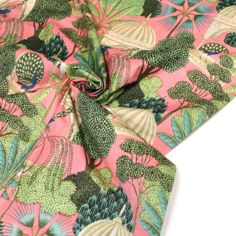 Tissu coton fin imprimé INDIENNES, rose, temples indiens, palmiers et paons, écru / vert / bleu - tissuspipi.com