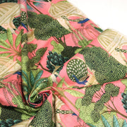 Tissu coton fin imprimé INDIENNES, rose, temples indiens, palmiers et paons, écru / vert / bleu - tissuspipi.com