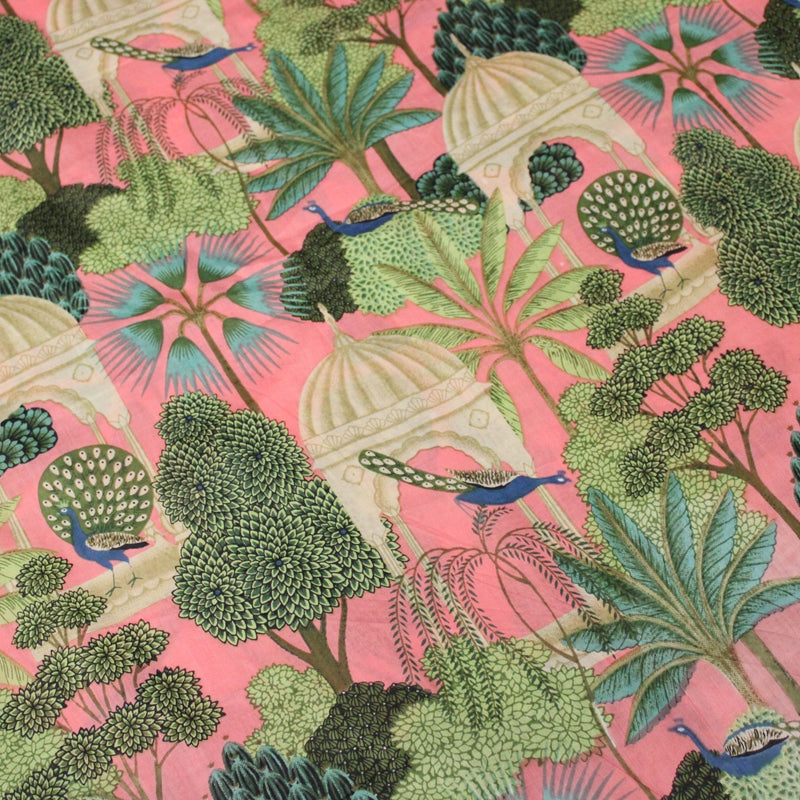 Tissu coton fin imprimé INDIENNES, rose, temples indiens, palmiers et paons, écru / vert / bleu - tissuspipi.com
