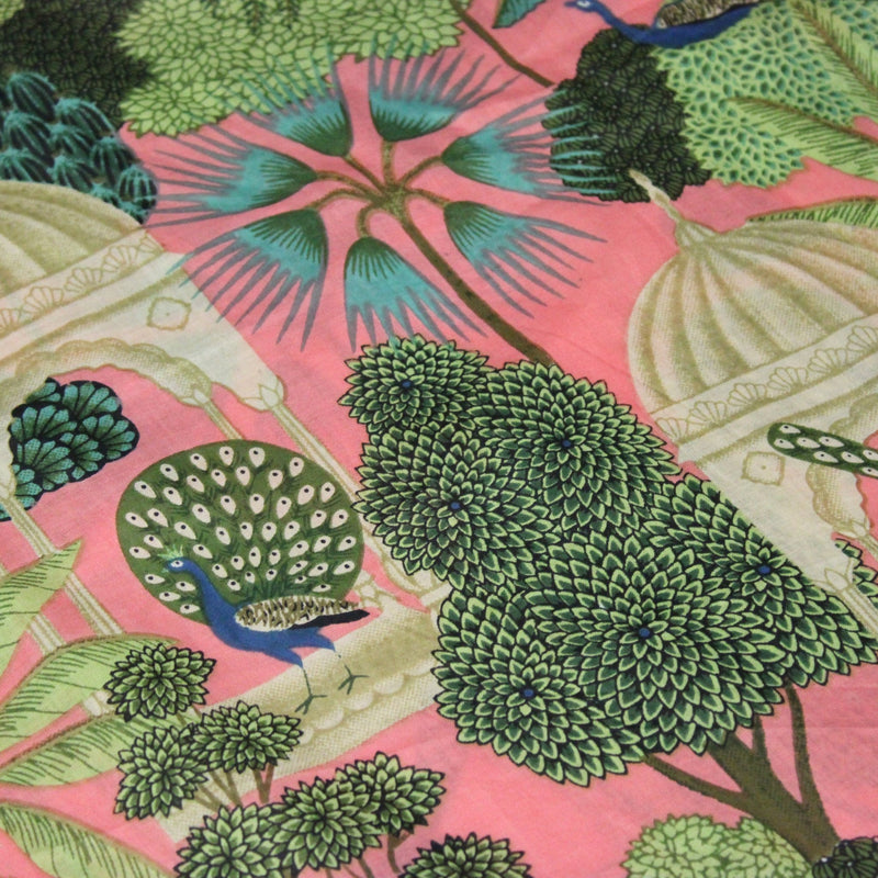 Tissu coton fin imprimé INDIENNES, rose, temples indiens, palmiers et paons, écru / vert / bleu - tissuspipi.com