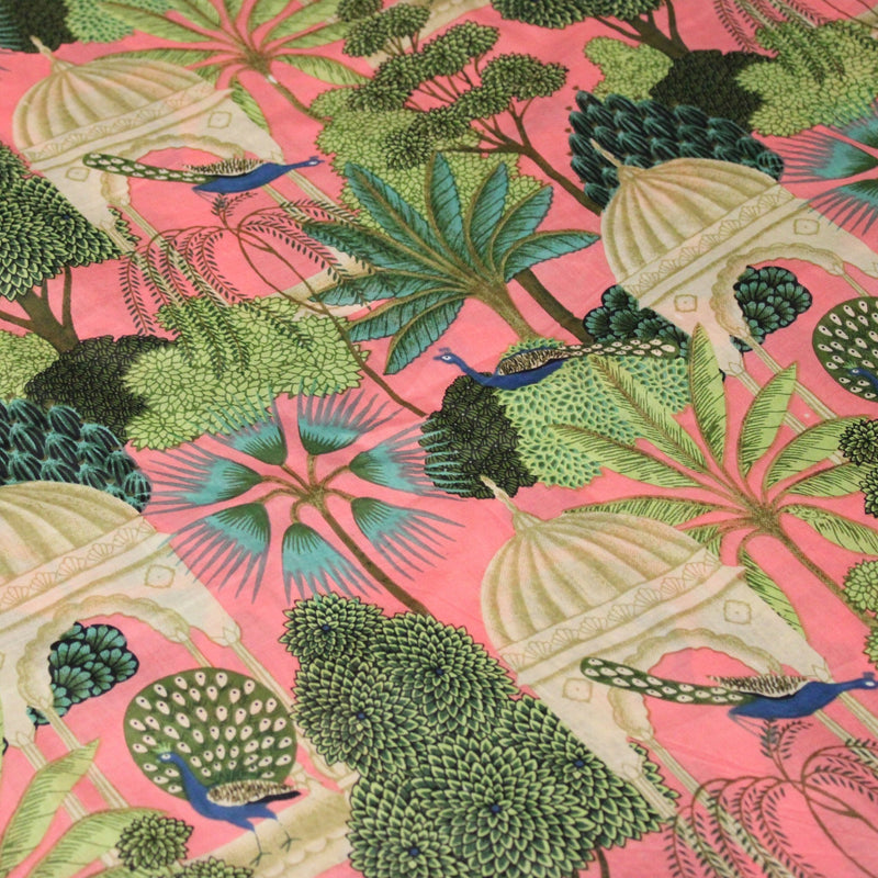 Tissu coton fin imprimé INDIENNES, rose, temples indiens, palmiers et paons, écru / vert / bleu - tissuspipi.com