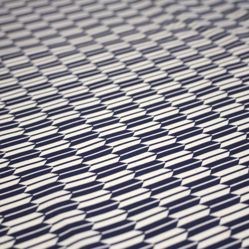Tissu cotonnade motif japonais YAGASURI, flèches bleues & écrues - tissuspipi.com