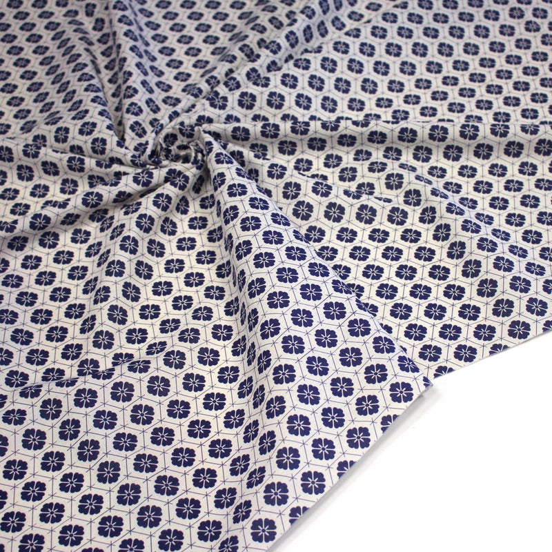 Tissu cotonnade motif japonais KIKKŌ HANABISHI, fleurs & hexagone, bleu & écru - tissuspipi.com