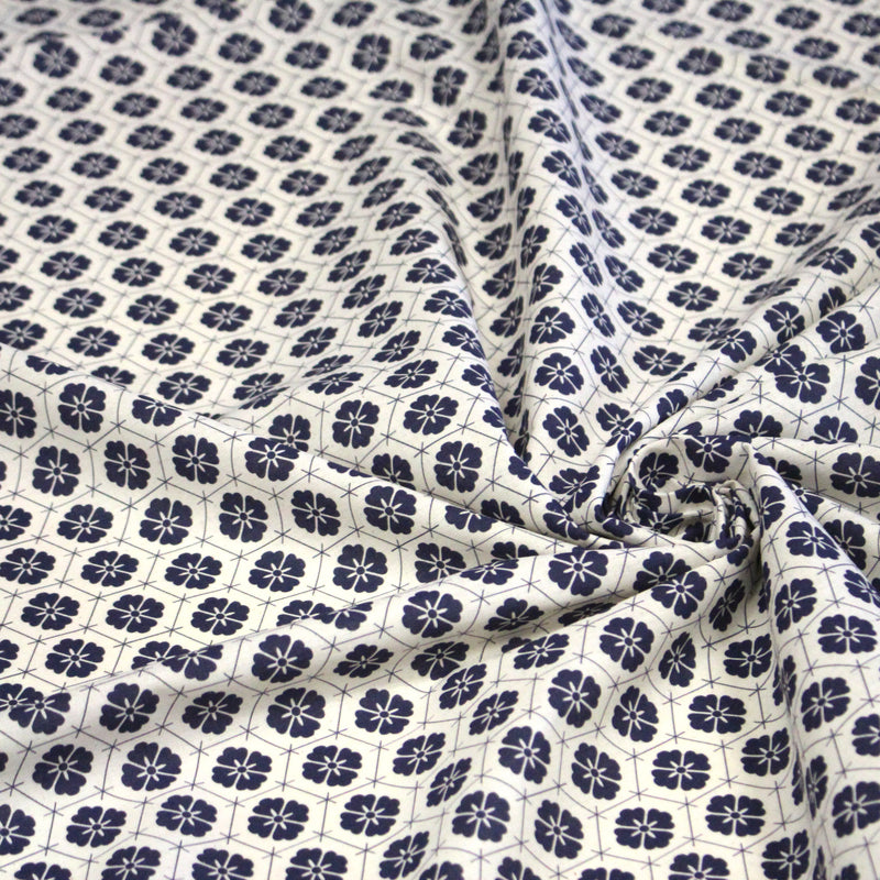 Tissu cotonnade motif japonais KIKKŌ HANABISHI, fleurs & hexagone, bleu & écru - tissuspipi.com