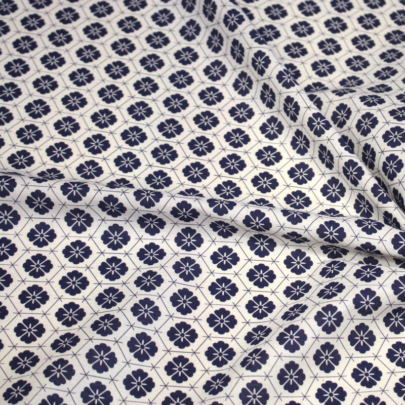 Tissu cotonnade motif japonais KIKKŌ HANABISHI, fleurs & hexagone, bleu & écru - tissuspipi.com