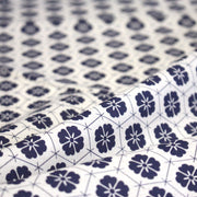Tissu cotonnade motif japonais KIKKŌ HANABISHI, fleurs & hexagone, bleu & écru - tissuspipi.com