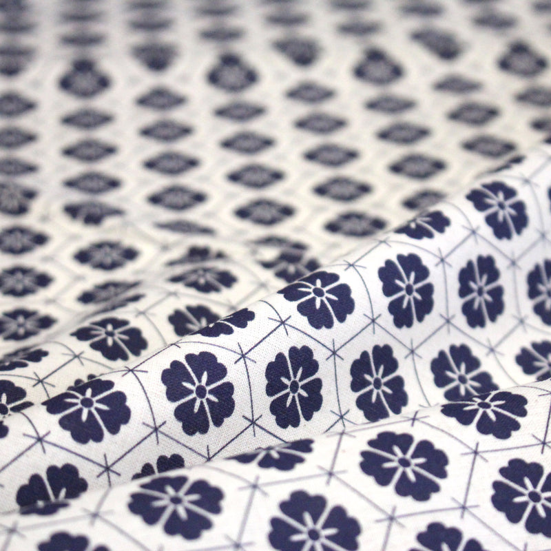 Tissu cotonnade motif japonais KIKKŌ HANABISHI, fleurs & hexagone, bleu & écru - tissuspipi.com