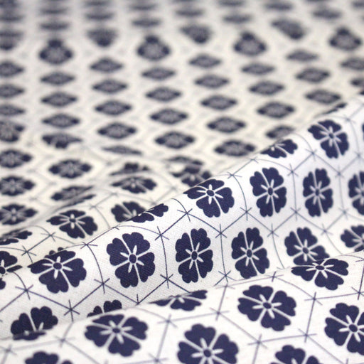 Tissu cotonnade motif japonais KIKKŌ HANABISHI, fleurs & hexagone, bleu & écru - tissuspipi.com