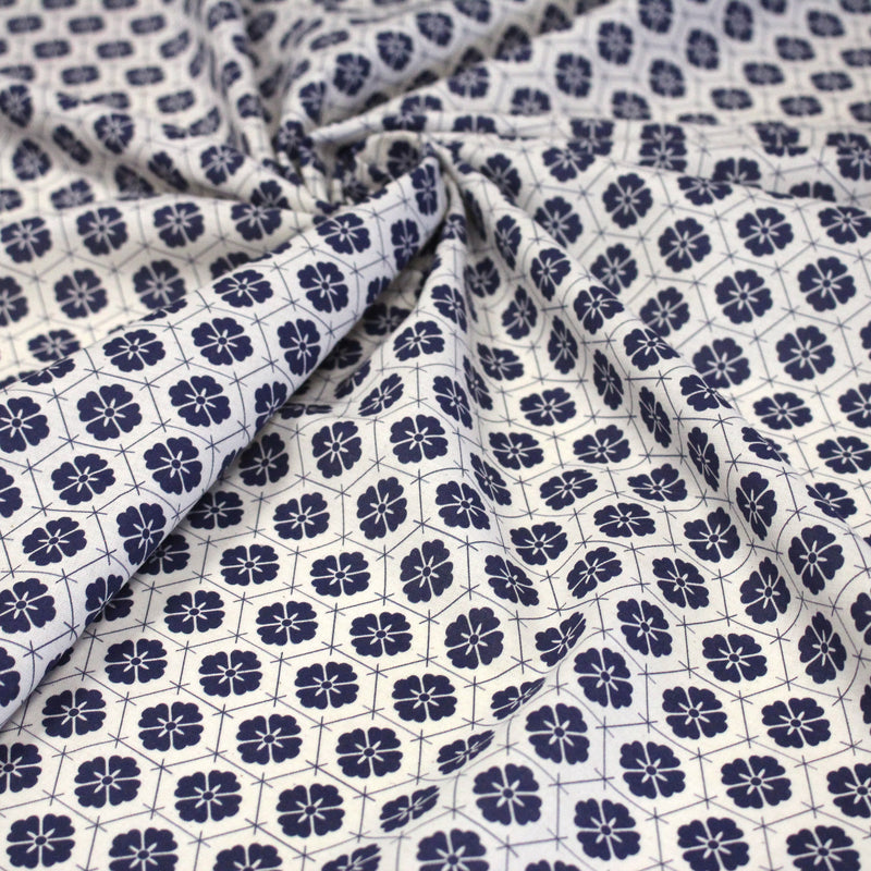 Tissu cotonnade motif japonais KIKKŌ HANABISHI, fleurs & hexagone, bleu & écru - tissuspipi.com