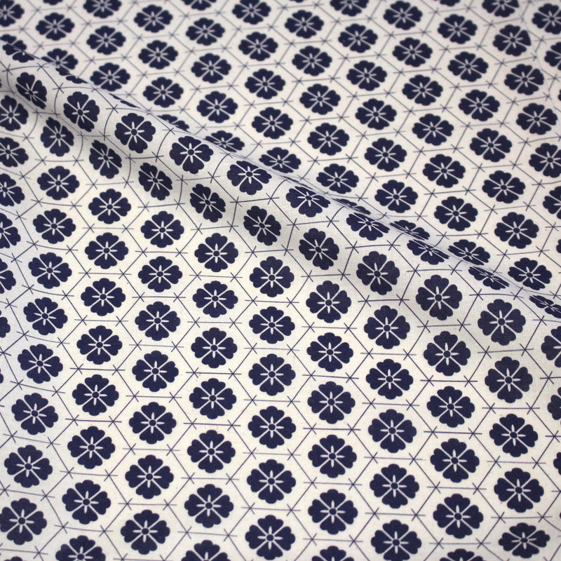 Tissu cotonnade motif japonais KIKKŌ HANABISHI, fleurs & hexagone, bleu & écru - tissuspipi.com