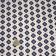 Tissu cotonnade motif japonais KIKKŌ HANABISHI, fleurs & hexagone, bleu & écru - tissuspipi.com