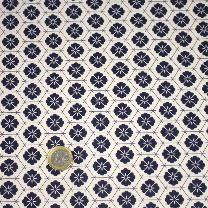 Tissu cotonnade motif japonais KIKKŌ HANABISHI, fleurs & hexagone, bleu & écru - tissuspipi.com