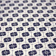 Tissu cotonnade motif japonais KIKKŌ HANABISHI, fleurs & hexagone, bleu & écru - tissuspipi.com
