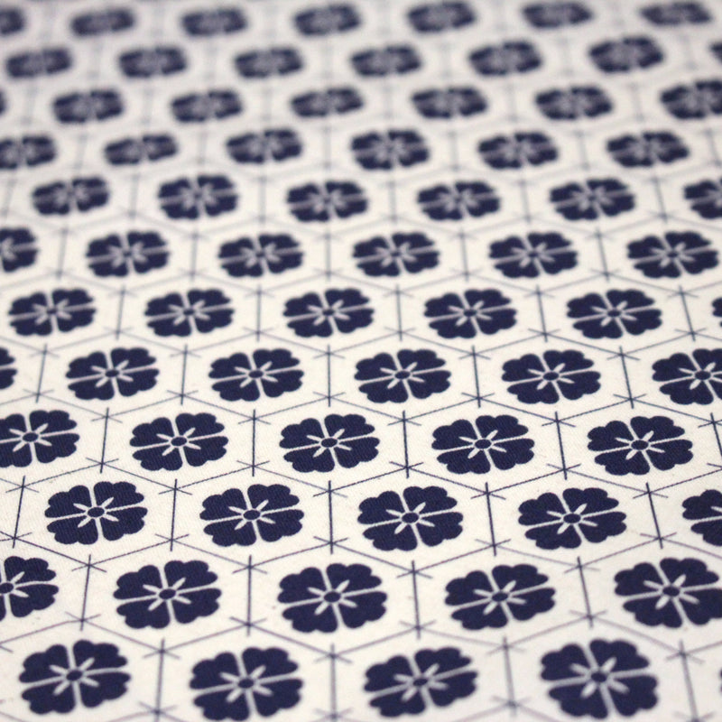 Tissu cotonnade motif japonais KIKKŌ HANABISHI, fleurs & hexagone, bleu & écru - tissuspipi.com