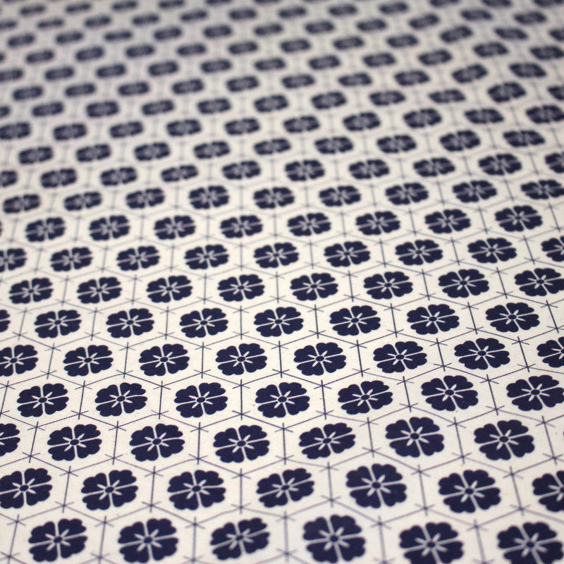 Tissu cotonnade motif japonais KIKKŌ HANABISHI, fleurs & hexagone, bleu & écru - tissuspipi.com
