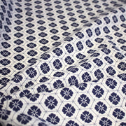 Tissu cotonnade motif japonais KIKKŌ HANABISHI, fleurs & hexagone, bleu & écru - tissuspipi.com