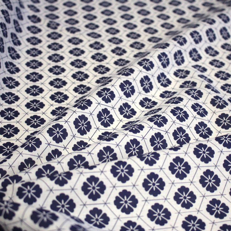 Tissu cotonnade motif japonais KIKKŌ HANABISHI, fleurs & hexagone, bleu & écru - tissuspipi.com