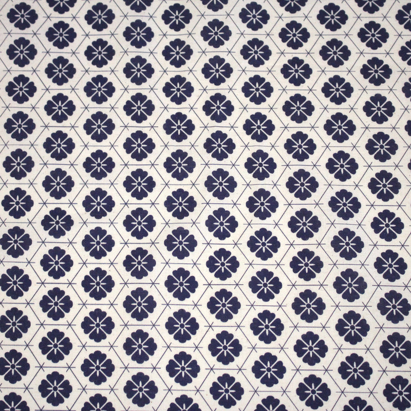 Tissu cotonnade motif japonais KIKKŌ HANABISHI, fleurs & hexagone, bleu & écru - tissuspipi.com