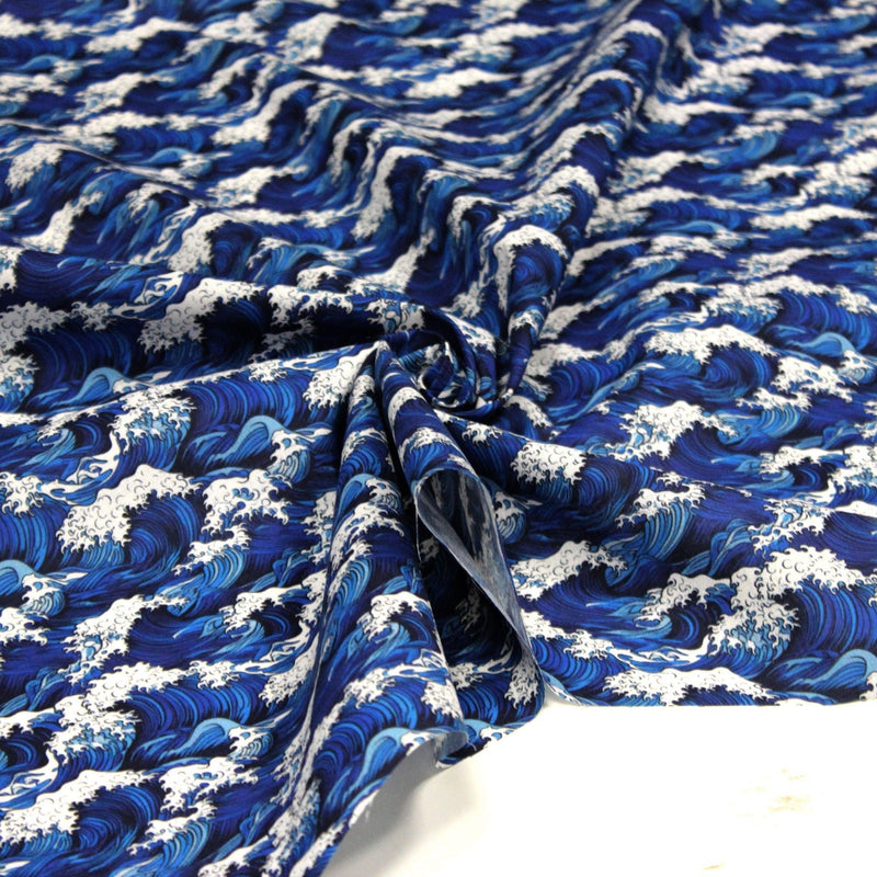 Tissu cotonnade motif japonais de la vague Kanagawa d’Hokusai, tons bleus & blancs - OEKO - TEX - tissuspipi.com
