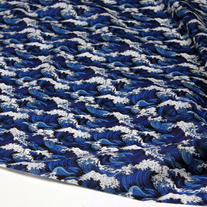 Tissu cotonnade motif japonais de la vague Kanagawa d’Hokusai, tons bleus & blancs - OEKO - TEX - tissuspipi.com