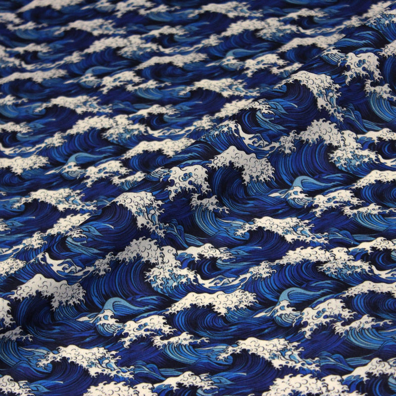Tissu cotonnade motif japonais de la vague Kanagawa d’Hokusai, tons bleus & blancs - OEKO - TEX - tissuspipi.com