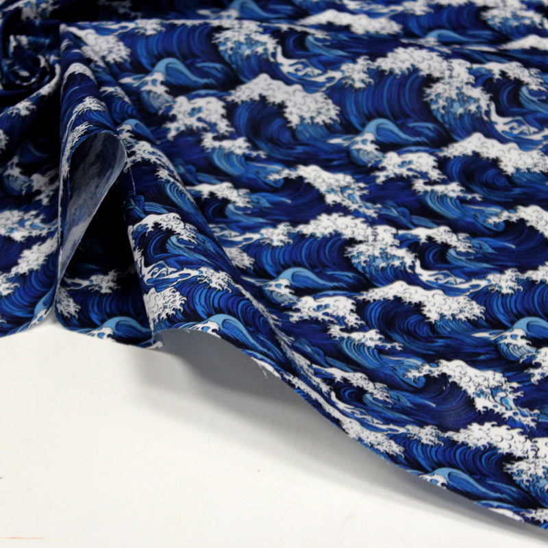Tissu cotonnade motif japonais de la vague Kanagawa d’Hokusai, tons bleus & blancs - OEKO - TEX - tissuspipi.com
