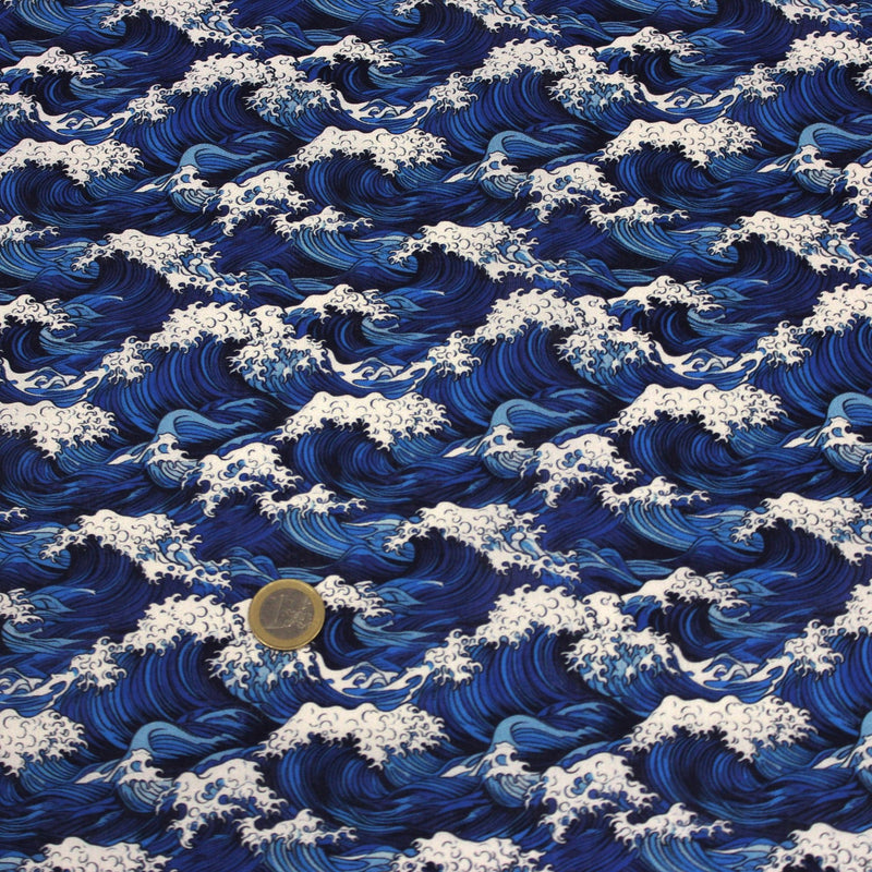 Tissu cotonnade motif japonais de la vague Kanagawa d’Hokusai, tons bleus & blancs - OEKO - TEX - tissuspipi.com