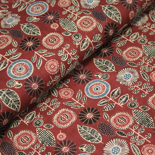 Tissu coton fin imprimé INDIENNES, rouge fleurs & feuilles bleues, noires, écrues - STANDARD 100 OEKO - TEX - tissuspipi.com