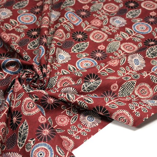 Tissu coton fin imprimé INDIENNES, rouge fleurs & feuilles bleues, noires, écrues - STANDARD 100 OEKO - TEX - tissuspipi.com