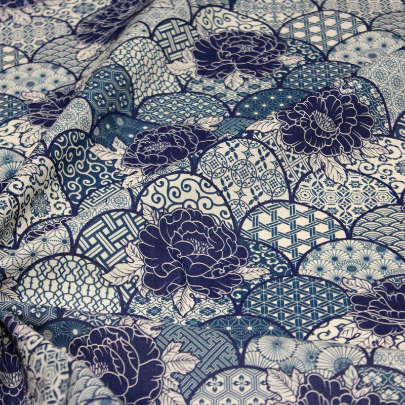 Tissu cotonnade GIMZA aux motifs japonais floraux & géométriques traditionnels, tons bleus - OEKO - TEX - tissuspipi.com