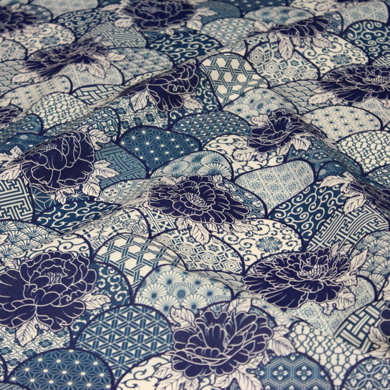 Tissu cotonnade GIMZA aux motifs japonais floraux & géométriques traditionnels, tons bleus - OEKO - TEX - tissuspipi.com