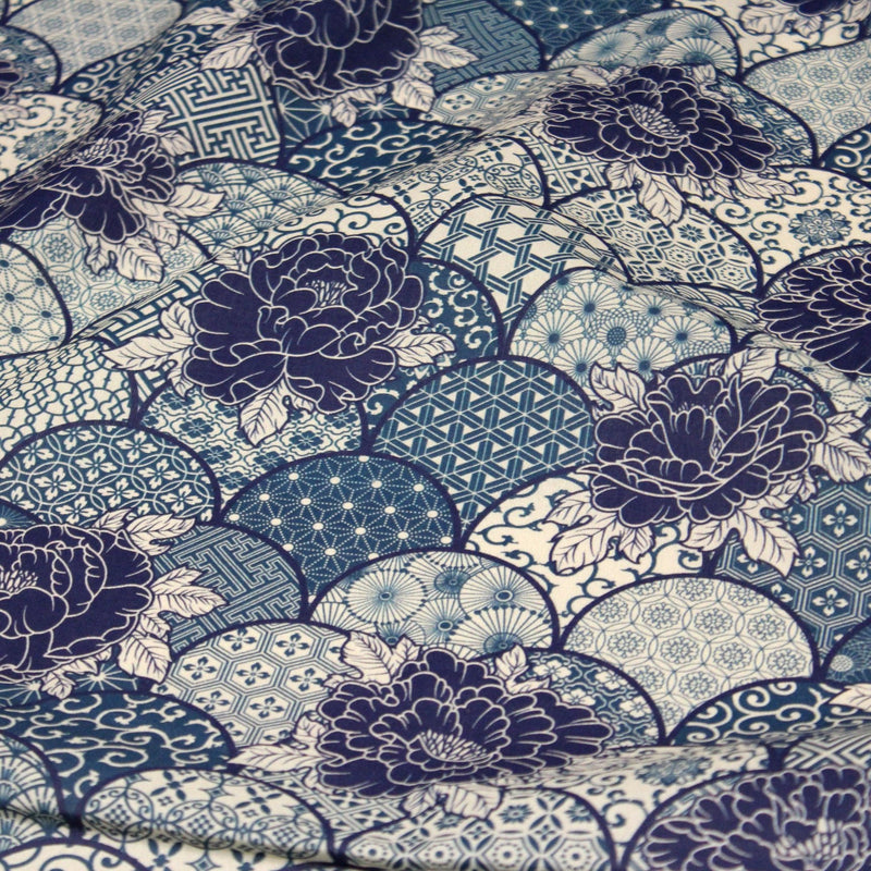 Tissu cotonnade GIMZA aux motifs japonais floraux & géométriques traditionnels, tons bleus - OEKO - TEX - tissuspipi.com