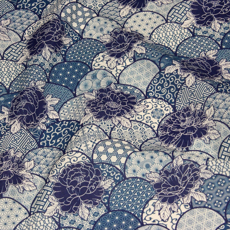 Tissu cotonnade GIMZA aux motifs japonais floraux & géométriques traditionnels, tons bleus - OEKO - TEX - tissuspipi.com