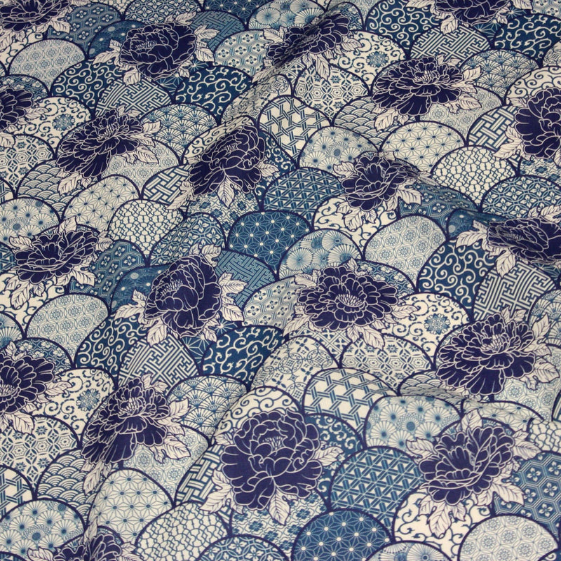 Tissu cotonnade GIMZA aux motifs japonais floraux & géométriques traditionnels, tons bleus - OEKO - TEX - tissuspipi.com