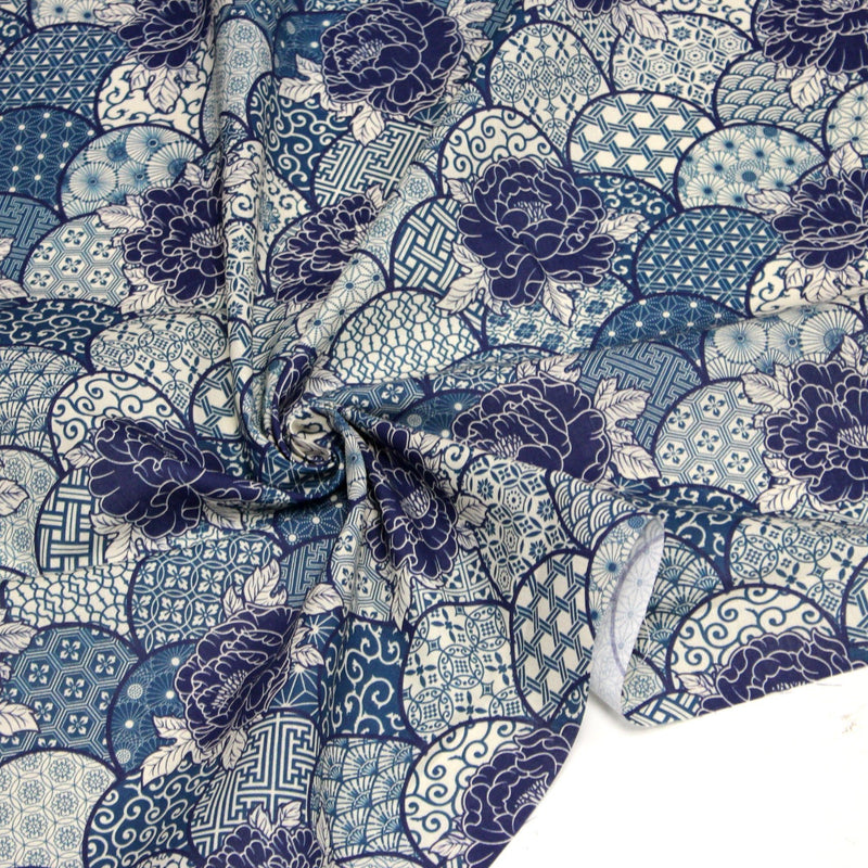 Tissu cotonnade GIMZA aux motifs japonais floraux & géométriques traditionnels, tons bleus - OEKO - TEX - tissuspipi.com