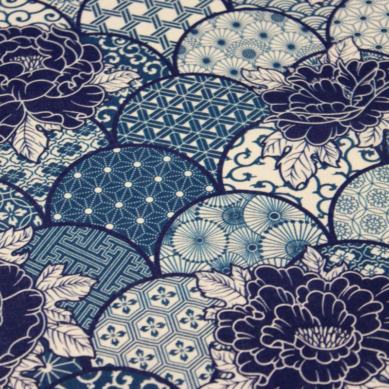 Tissu cotonnade GIMZA aux motifs japonais floraux & géométriques traditionnels, tons bleus - OEKO - TEX - tissuspipi.com