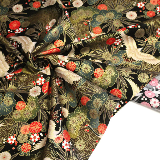 Tissu coton motif japonais TSURU aux grues dorées, chrysanthèmes & Seigaiha, fond noir - COLLECTION JAPON DORÉ - tissuspipi.com