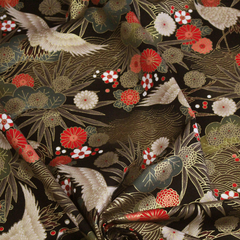 Tissu coton motif japonais TSURU aux grues dorées, chrysanthèmes & Seigaiha, fond noir - COLLECTION JAPON DORÉ - tissuspipi.com