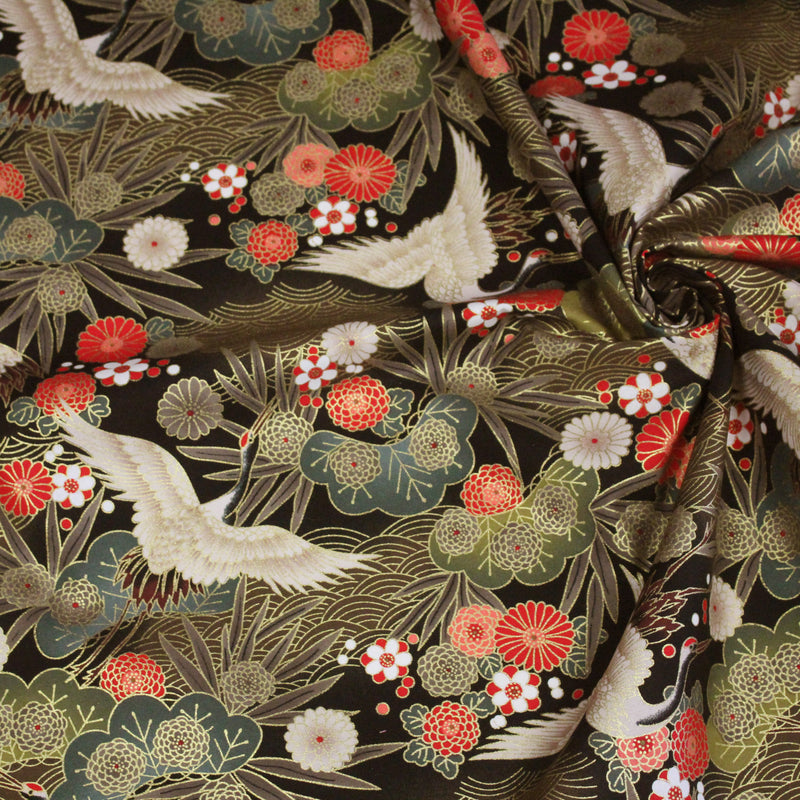 Tissu coton motif japonais TSURU aux grues dorées, chrysanthèmes & Seigaiha, fond noir - COLLECTION JAPON DORÉ - tissuspipi.com